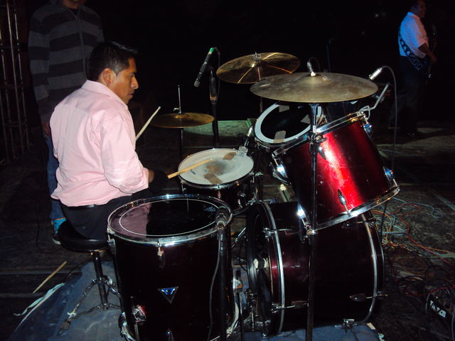 Pegandole con todo......